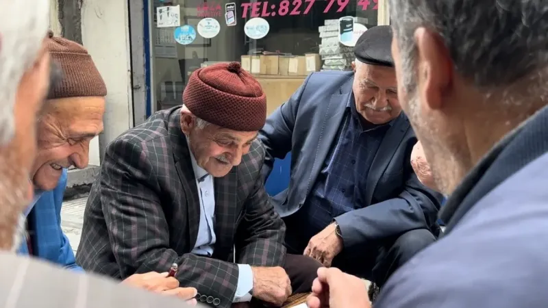 Bu kahvehanede 7’den 70’e herkes satranç oynuyor