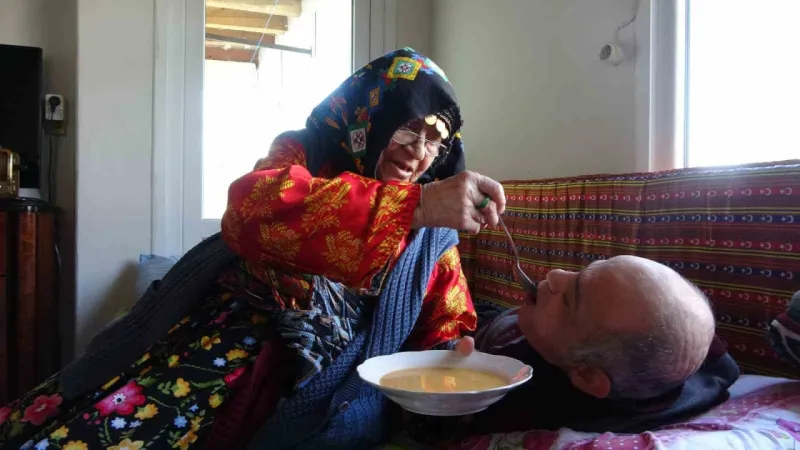 93 yaşında anne 60 yıldır engelli çocuklarına bebek gibi bakıyor