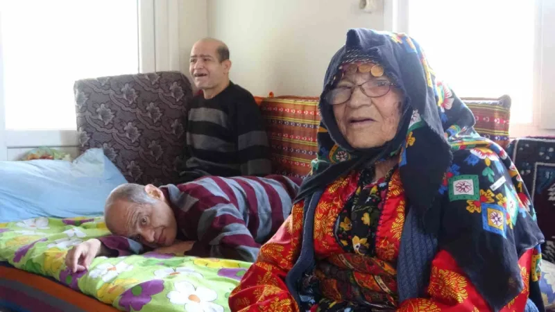 93 yaşında anne 60 yıldır engelli çocuklarına bebek gibi bakıyor
