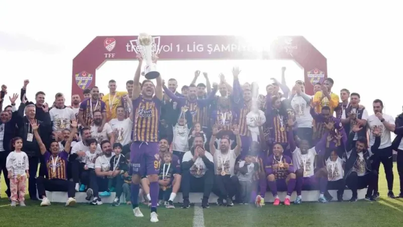 Şampiyon Eyüpspor kupasını kaldırdı