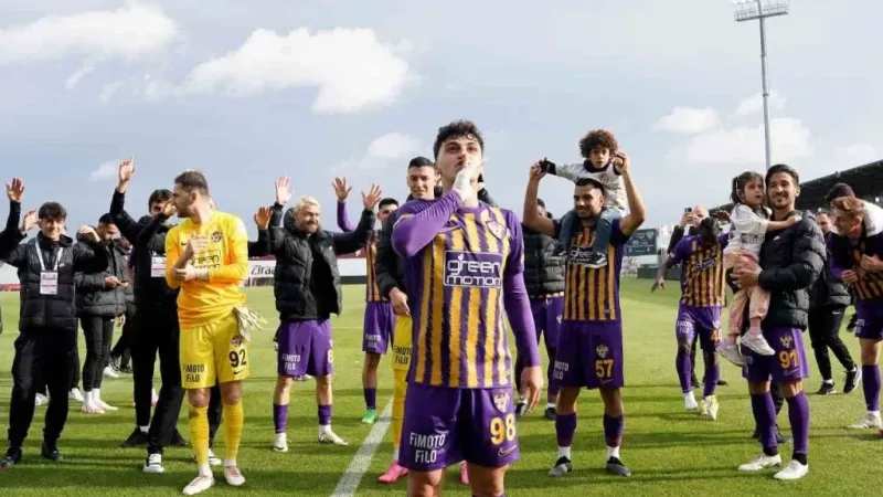 Şampiyon Eyüpspor kupasını kaldırdı