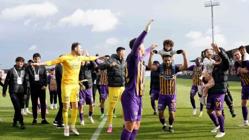 Şampiyon Eyüpspor kupasını kaldırdı