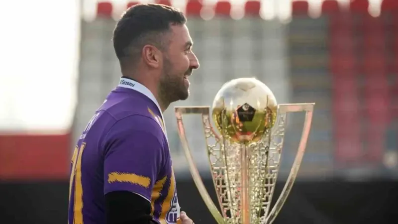 Şampiyon Eyüpspor kupasını kaldırdı