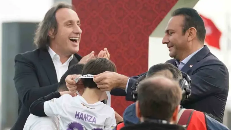 Şampiyon Eyüpspor kupasını kaldırdı