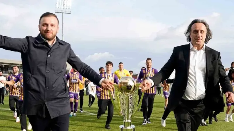 Şampiyon Eyüpspor kupasını kaldırdı