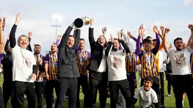 Şampiyon Eyüpspor kupasını kaldırdı