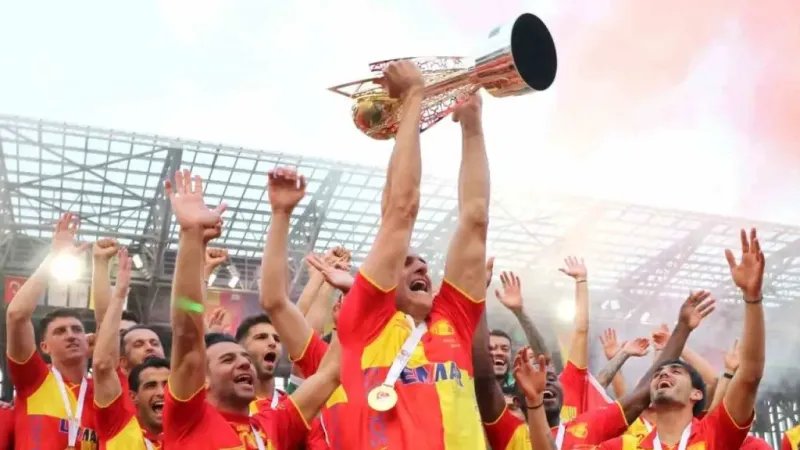 Göztepe şampiyonluk kupasını kaldırdı