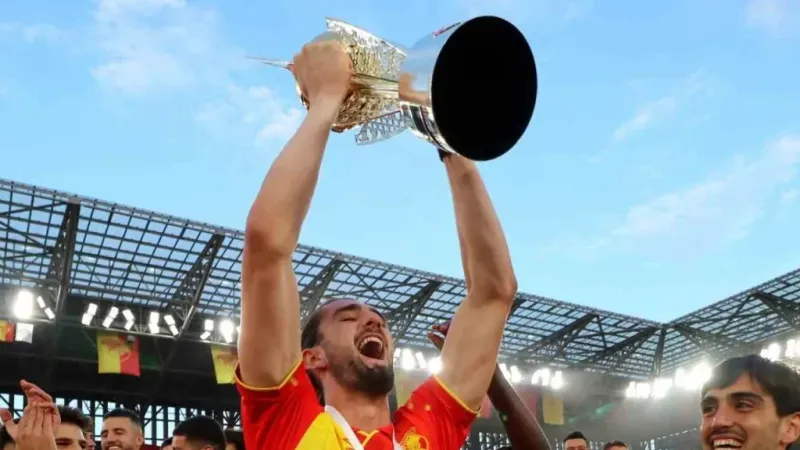 Göztepe şampiyonluk kupasını kaldırdı