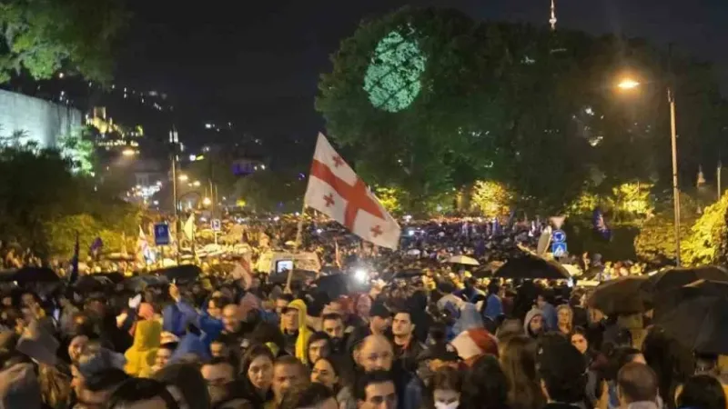 Gürcistan’da yaklaşık 50 bin kişi “Yabancı Etkinin Şeffaflığı” yasa tasarısına karşı yürüdü