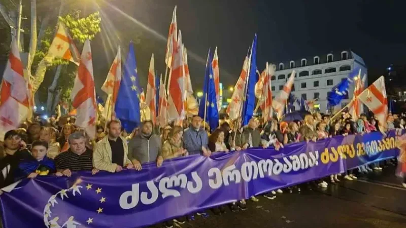 Gürcistan’da yaklaşık 50 bin kişi “Yabancı Etkinin Şeffaflığı” yasa tasarısına karşı yürüdü