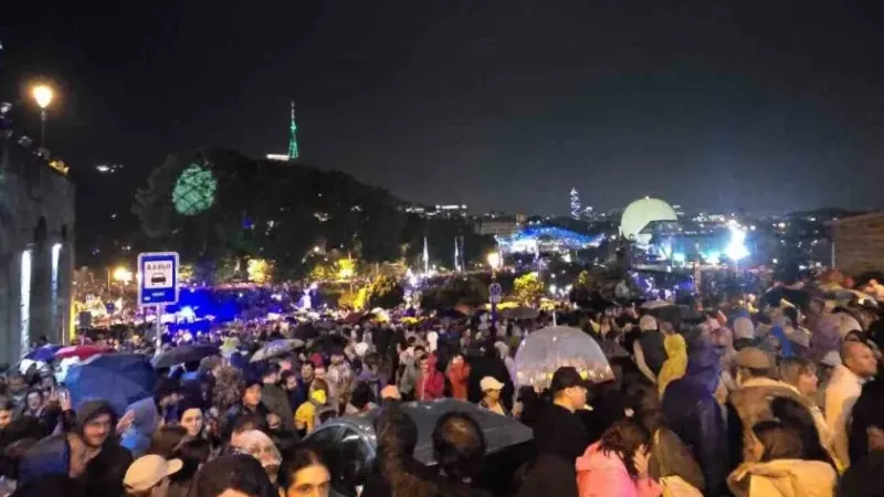 Gürcistan’da yaklaşık 50 bin kişi “Yabancı Etkinin Şeffaflığı” yasa tasarısına karşı yürüdü