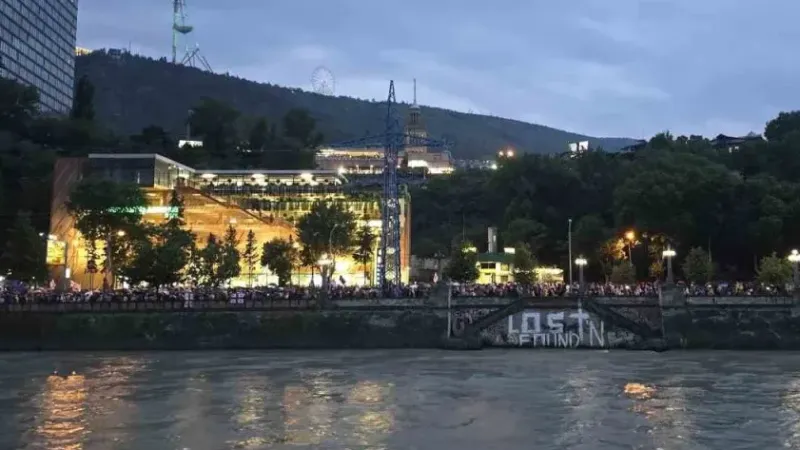 Gürcistan’da yaklaşık 50 bin kişi “Yabancı Etkinin Şeffaflığı” yasa tasarısına karşı yürüdü