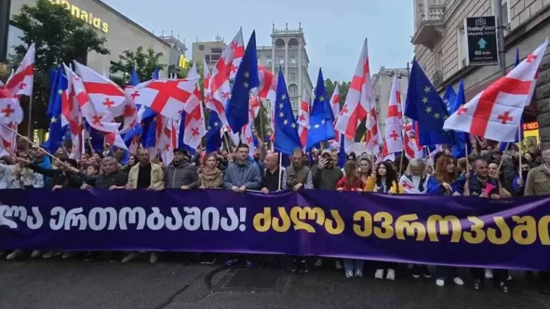 Gürcistan’da yaklaşık 50 bin kişi “Yabancı Etkinin Şeffaflığı” yasa tasarısına karşı yürüdü