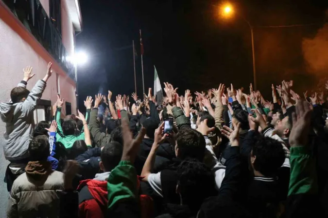 Sakaryaspor’un final coşkusu sokaklara sığmadı