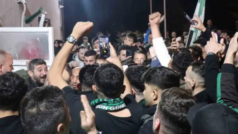 Sakaryaspor’un final coşkusu sokaklara sığmadı