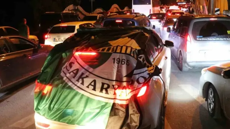 Sakaryaspor’un final coşkusu sokaklara sığmadı