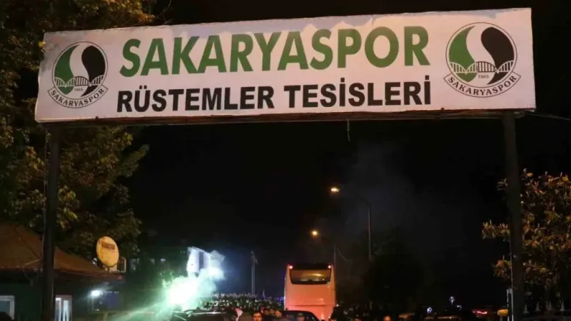 Sakaryaspor’un final coşkusu sokaklara sığmadı