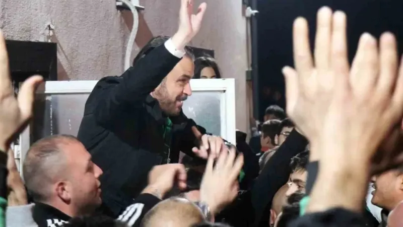 Sakaryaspor’un final coşkusu sokaklara sığmadı