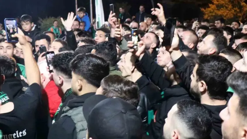 Sakaryaspor’un final coşkusu sokaklara sığmadı