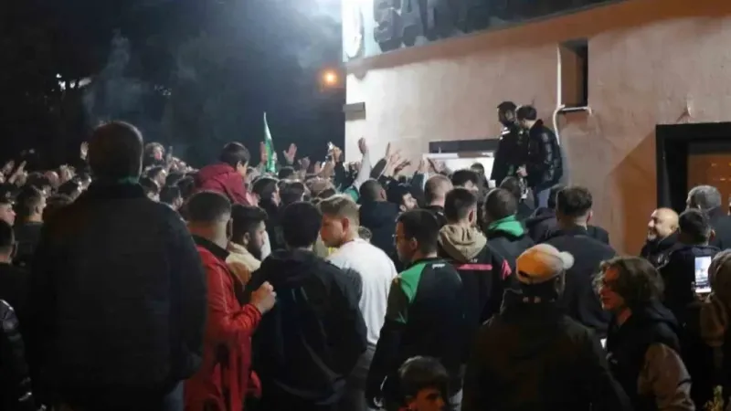 Sakaryaspor’un final coşkusu sokaklara sığmadı