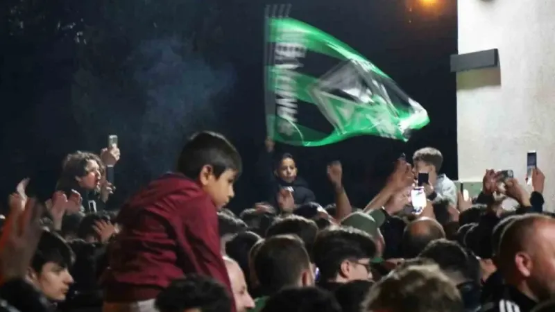 Sakaryaspor’un final coşkusu sokaklara sığmadı