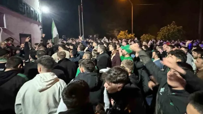 Sakaryaspor’un final coşkusu sokaklara sığmadı