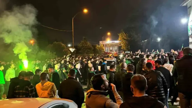Sakaryaspor’un final coşkusu sokaklara sığmadı