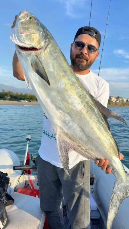 Amatör balıkçı, "Bir ejderha da biz tuttuk" diyerek 15 kiloluk balığı yakalamayı başardı