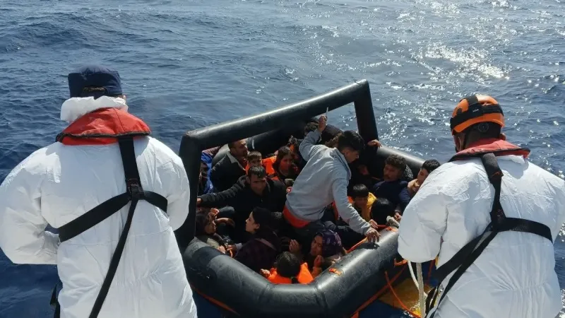 Yunan unsurları geri itti, can salı içindeki kaçak göçmenler dalgalar arasında ölümle burun buruna geldi