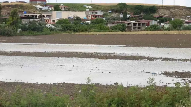 Şiddetli yağmurun etkili olduğu Hatay’da tarım arazileri sular altında kaldı