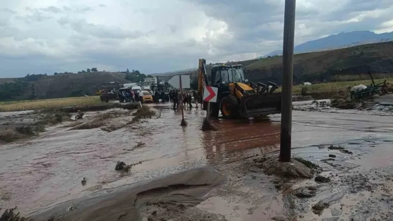 Sağanak yağış Kumçatı-Cizre kara yolunu ulaşıma kapattı