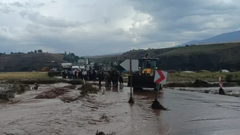 Sağanak yağış Kumçatı-Cizre kara yolunu ulaşıma kapattı