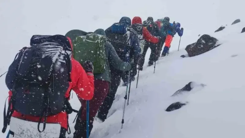 Mayıs ortasında Ağrı Dağı’na çıkan dağcılara kar sürprizi