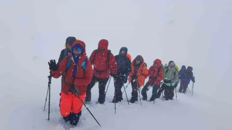 Mayıs ortasında Ağrı Dağı’na çıkan dağcılara kar sürprizi