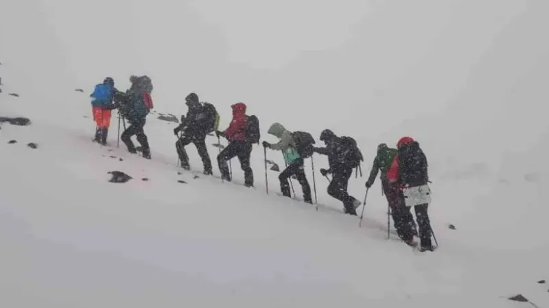 Mayıs ortasında Ağrı Dağı’na çıkan dağcılara kar sürprizi