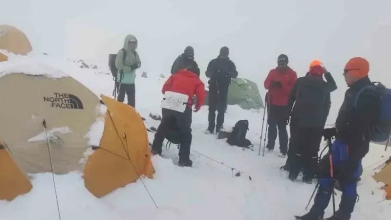 Mayıs ortasında Ağrı Dağı’na çıkan dağcılara kar sürprizi