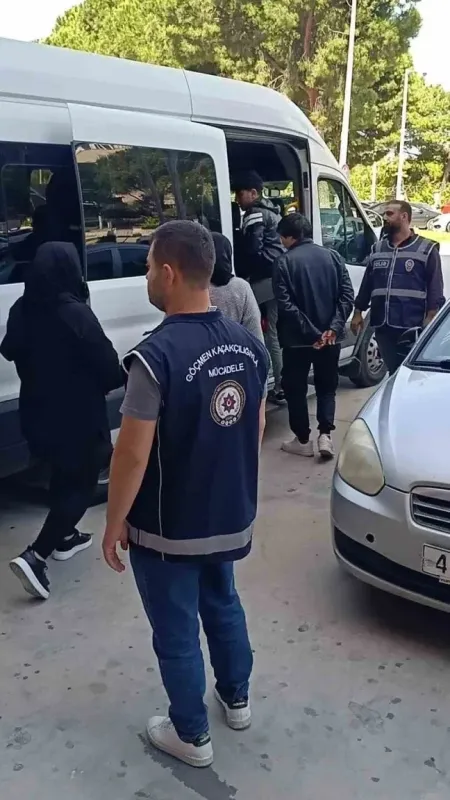 Bin 500 dolar karşılığında Yunanistan’a kaçıracaklardı