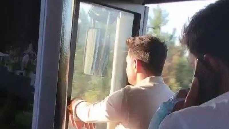 İETT otobüsü kapısı açık halde yolculuk etti