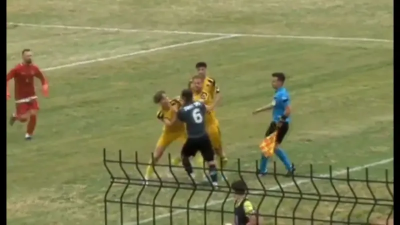 Futbolu bırakıp yumruklaştılar, maçta 16 kırmızı kart çıktı