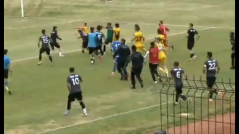 Futbolu bırakıp yumruklaştılar, maçta 16 kırmızı kart çıktı