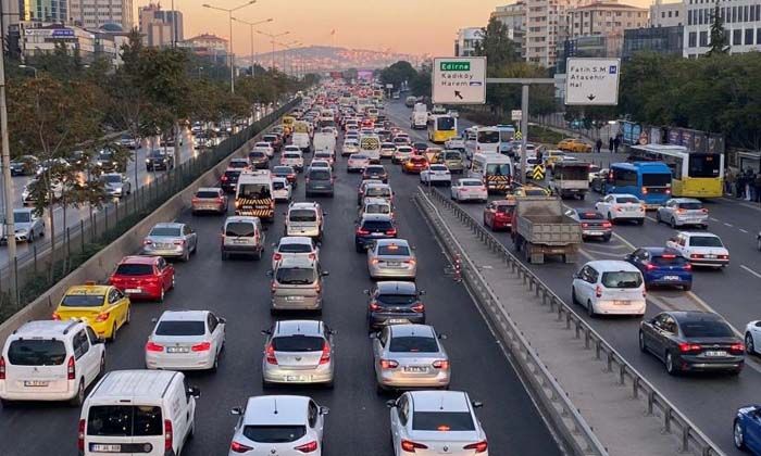 İstanbul’da haftanın ilk günü trafik yoğunluğu yüzde 51’e ulaştı