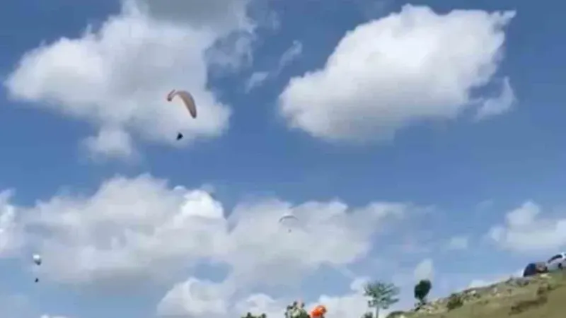 Ankara’da birbirine dolanan paraşütler yere çakıldı: 1 ölü 2 yaralı Ankara’da birbirine dolanan paraşütler yere çakıldı: 1 ölü 2 yaralı