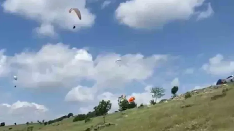 Ankara’da birbirine dolanan paraşütler yere çakıldı: 1 ölü 2 yaralı