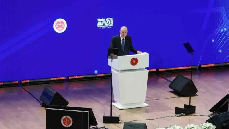 Cumhurbaşkanı Erdoğan: "Çerçevesini darbecilerin çizdiği sorunlu anayasa ile yola devam edemeyiz" Cumhurbaşkanı Erdoğan: "Çerçevesini darbecilerin çizdiği sorunlu anayasa ile yola devam edemeyiz"