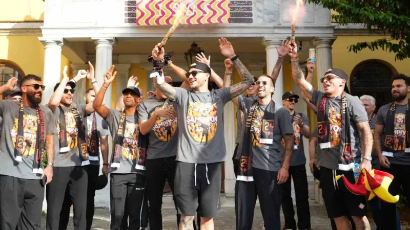 Galatasaray, İstanbul’da şampiyonluk turu attı