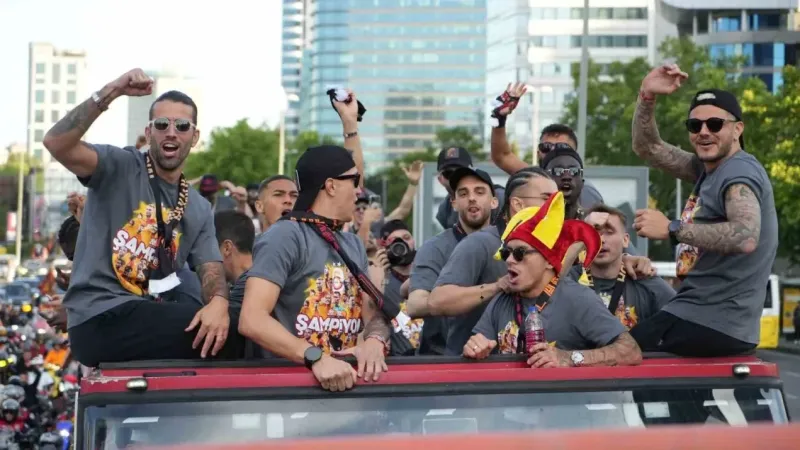 Galatasaray, İstanbul’da şampiyonluk turu attı