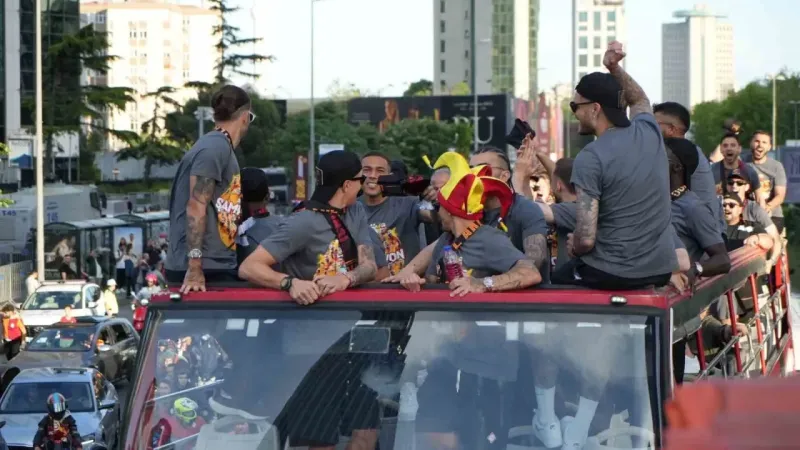 Galatasaray, İstanbul’da şampiyonluk turu attı