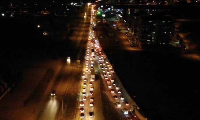 43 ilin geçiş güzergahındaki Kırıkkale’de trafik yoğunluğu