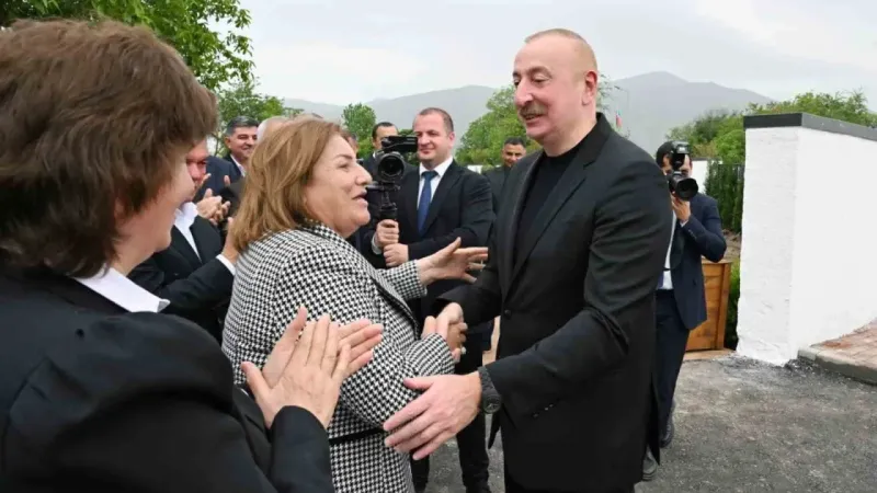 Azerbaycan Cumhurbaşkanı Aliyev, Hocalı’ya taşınan halkla bir araya geldi