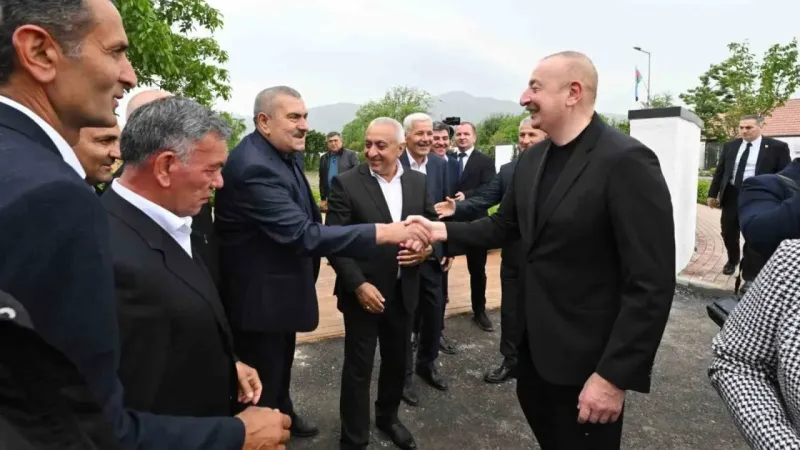 Azerbaycan Cumhurbaşkanı Aliyev, Hocalı’ya taşınan halkla bir araya geldi